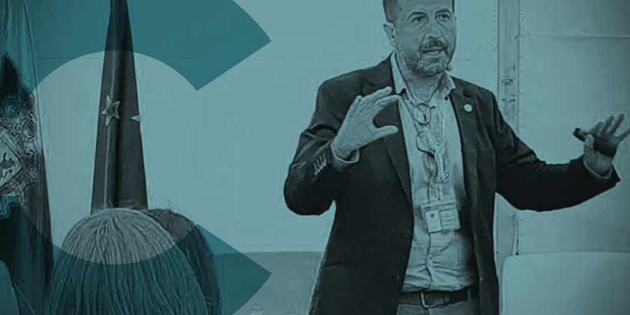 Antonio Fernández-Coca es un conferenciante sobre comunicación y formación, relación entre el estudiante y sus resultados, el rol del docente universitario en tiempos de la Inteligencia Artificial, etc